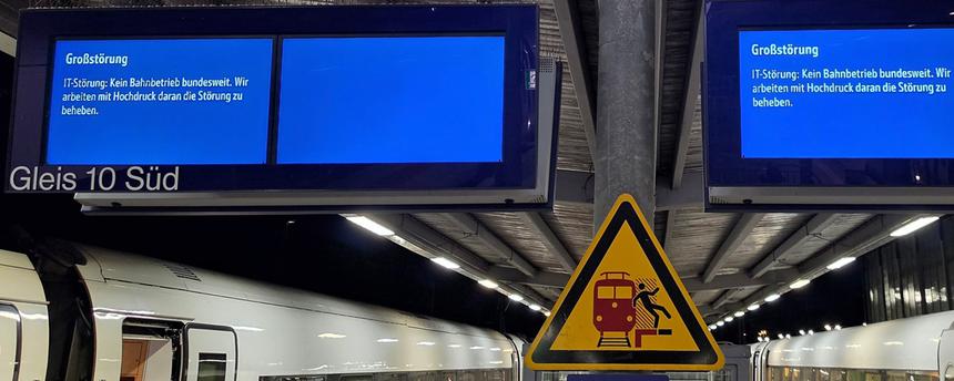 Anzeigetafeln am Bremer Hauptbahnhof zeigen die Meldung „Großstörung: Der Zugverkehr wurde aufgrund einer technischen Störung eingestellt“