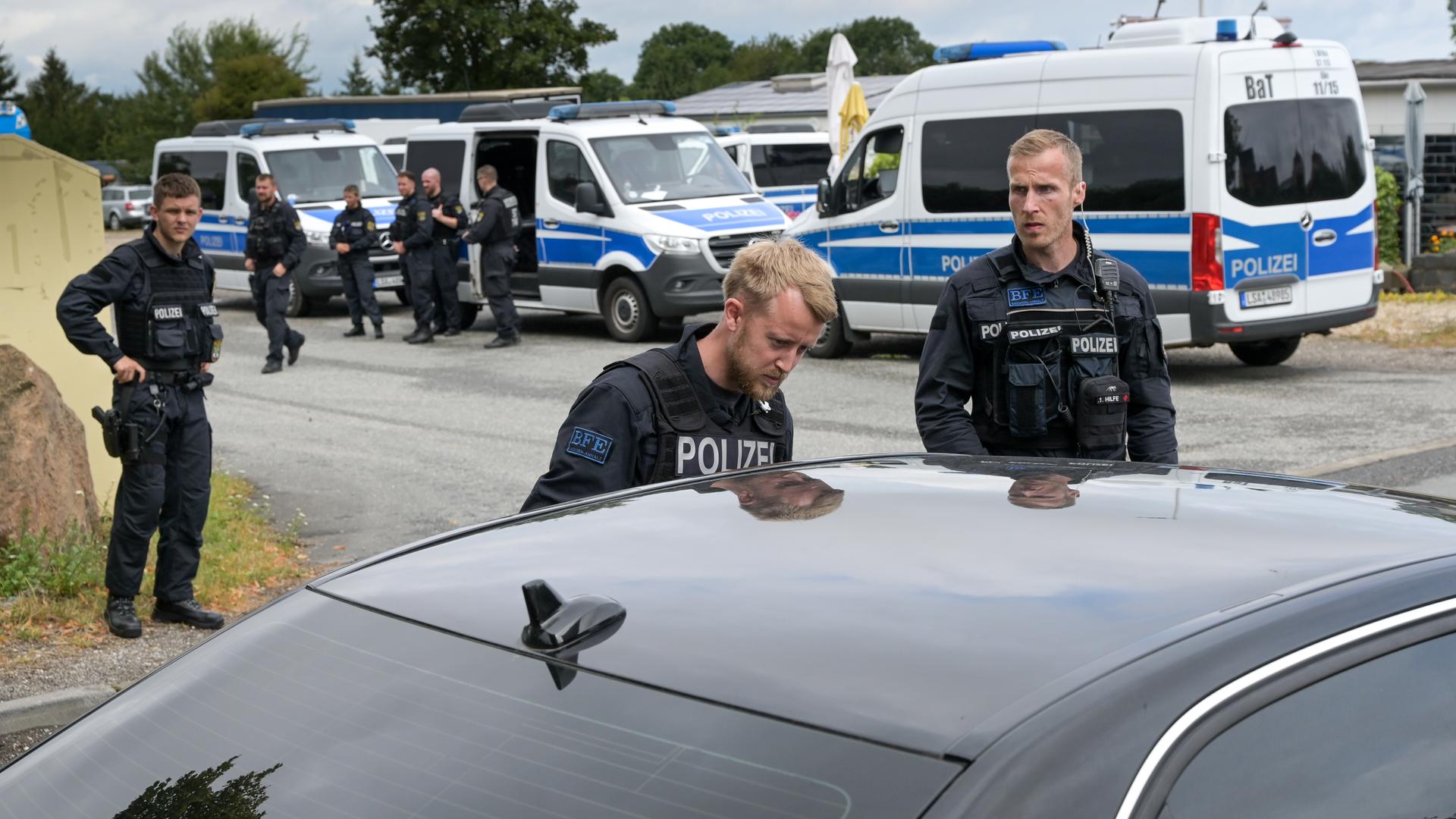 Polizisten kontrollieren auf einer Zufahrtsstraaße Autofahrer die in den Ort Stößen wollen.