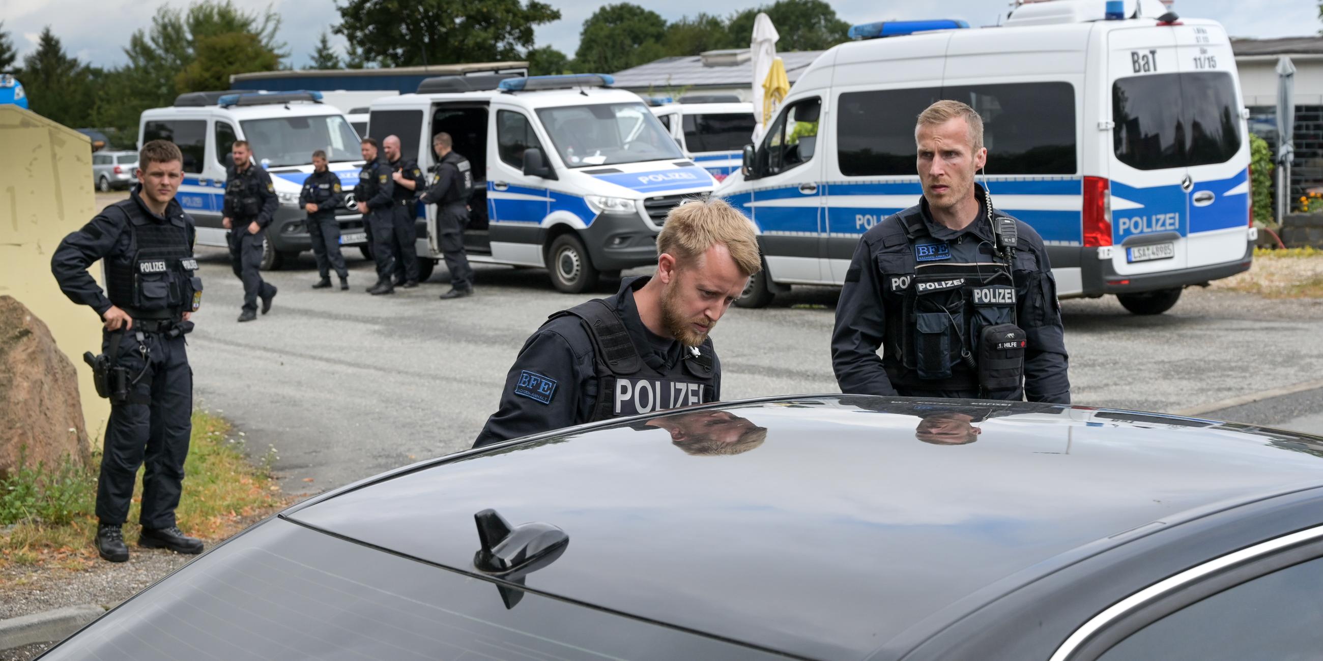 Polizisten kontrollieren auf einer Zufahrtsstraaße Autofahrer die in den Ort Stößen wollen.