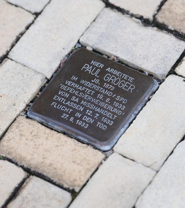  Ein Stolperstein, zur Erinnerung an NS-Opfer Paul Gröger, ist vor dem Rathaus in den Fußweg eingelassen.
