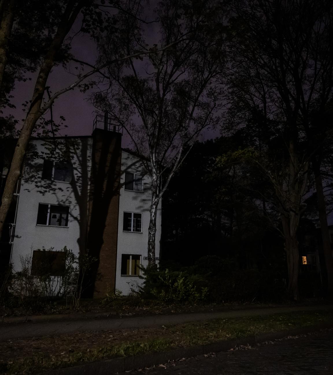 Eine Häuserreihe in der Dunkelheit, die vom Stromausfall in Berlin Nikolassee betroffen war