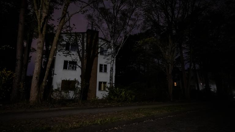 Eine Häuserreihe in der Dunkelheit, die vom Stromausfall in Berlin Nikolassee betroffen war