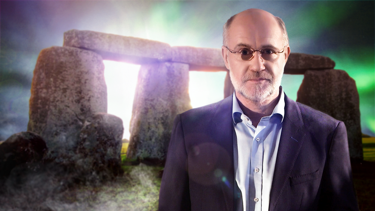 Harald Lesch vor Stonehenge
