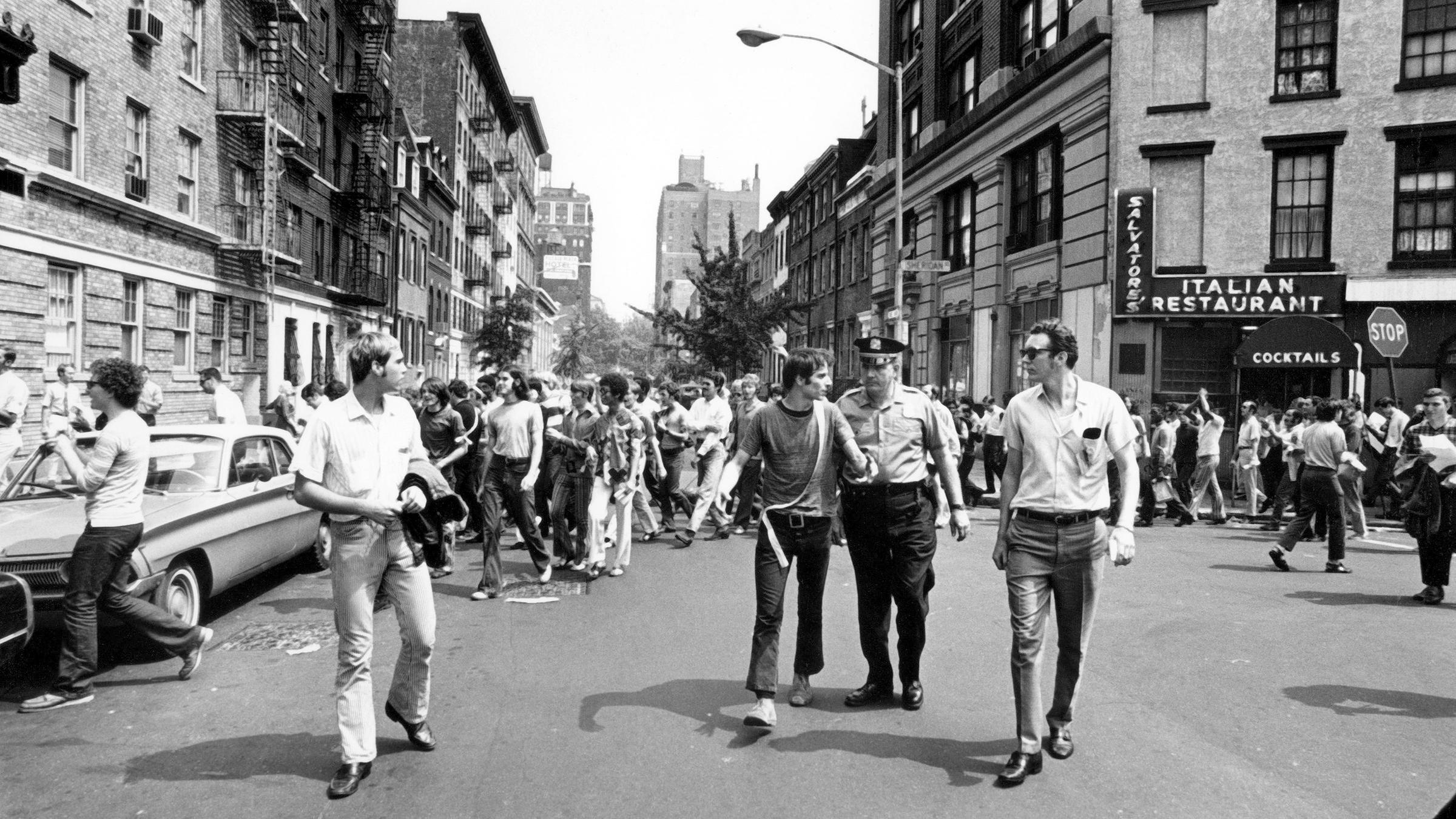 Einen Monat nach den Demonstrationen. Aktivist Marty Robinson führt erste Kundgebung für Schwulenrechte an.