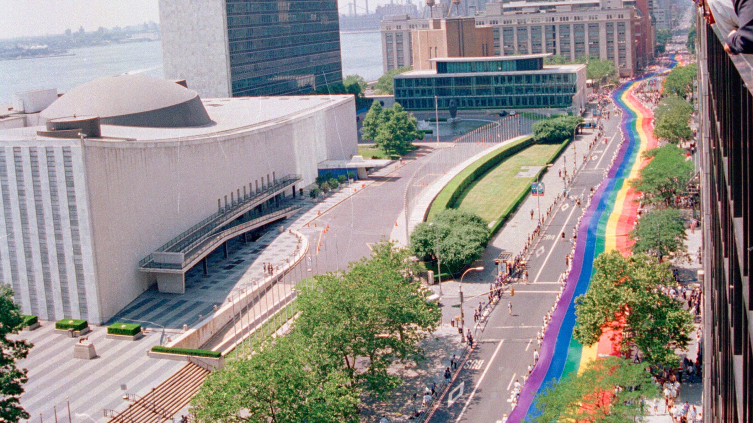 Ein Regenbogenbanner von einer Meile Länge wird 1994 über die First Avenue in New York getragen.