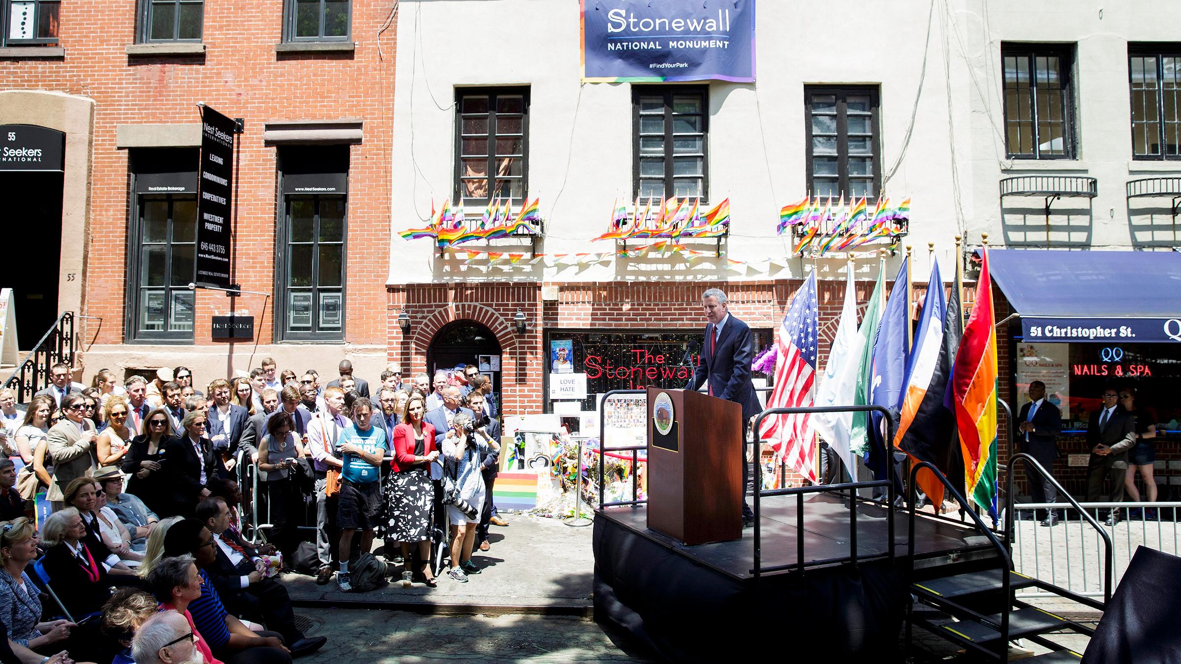 2016 spricht New Yorks Bürgermeister Bill de Blasio bei der Einweihung des Stonewall National Monument.