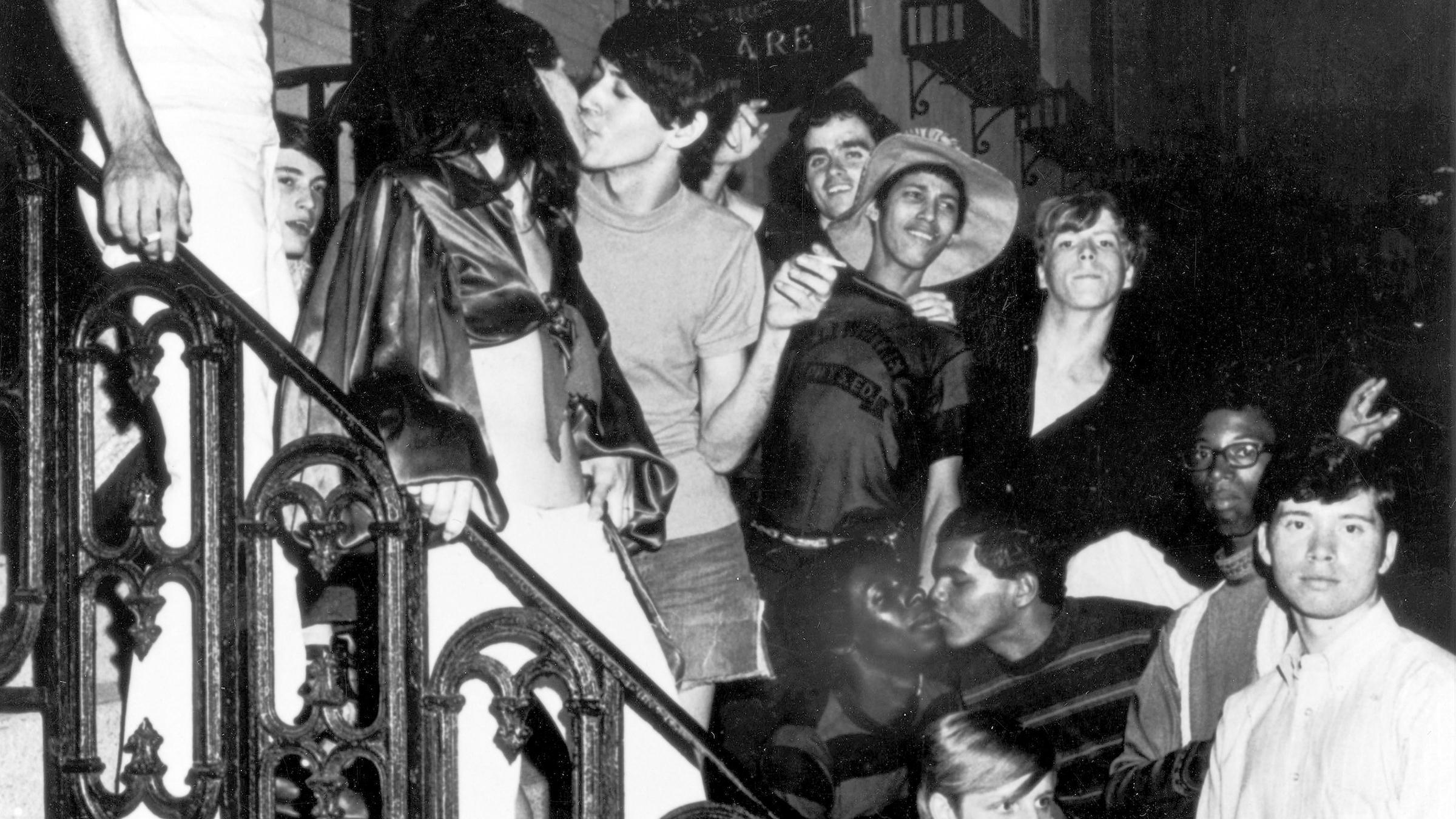 Junge Menschen feiern in der Nähe des Stonewall Inn 1969.