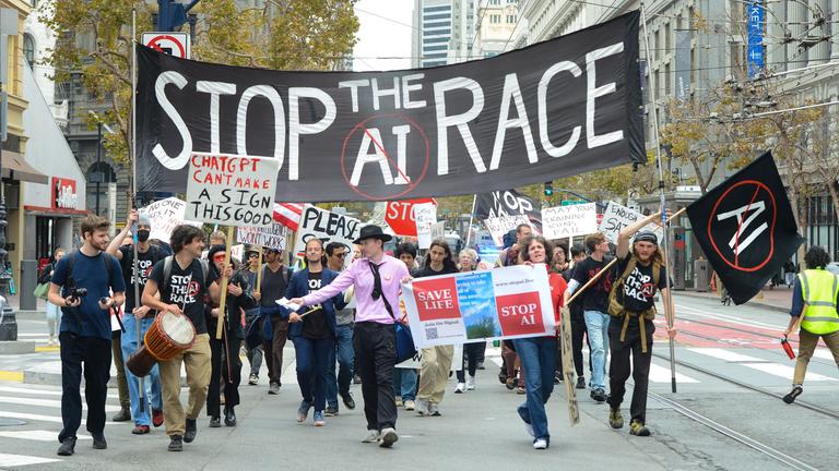Demonstranten bei einer „Stop the AI Race“-Demonstration, bei der eine Verlangsamung der Entwicklung fortschrittlicher KI-Systeme gefordert wurde, am 17.09.2026 in San Francisco, Kalifornien, USA.