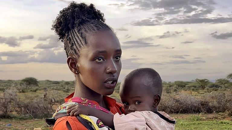 Penina Lanjaru mit ihrer Tochter Nemphiris auf dem Arm in Isiolo County in Kenia.
