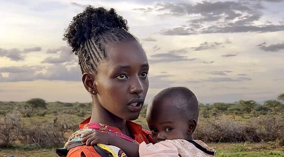 Penina Lanjaru mit ihrer Tochter Nemphiris auf dem Arm in Isiolo County in Kenia.