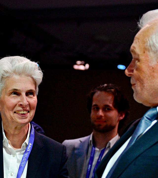 Marie-Agnes Strack-Zimmermann gratuliert Wolfgang Kubicki nach der Wahl der neuen FDP-Spitze