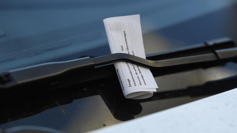 Strafzettel an Windschutzscheibe