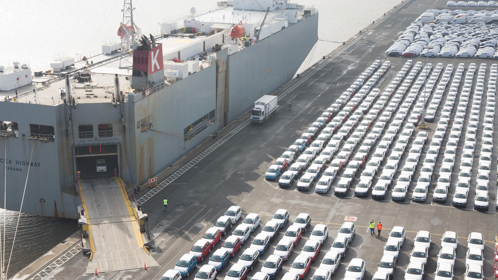 Archiv: Fahrzeuge des Volkswagen-Konzerns stehen im Hafen von Emden am 09.03.2018 zur Verschiffung bereit
