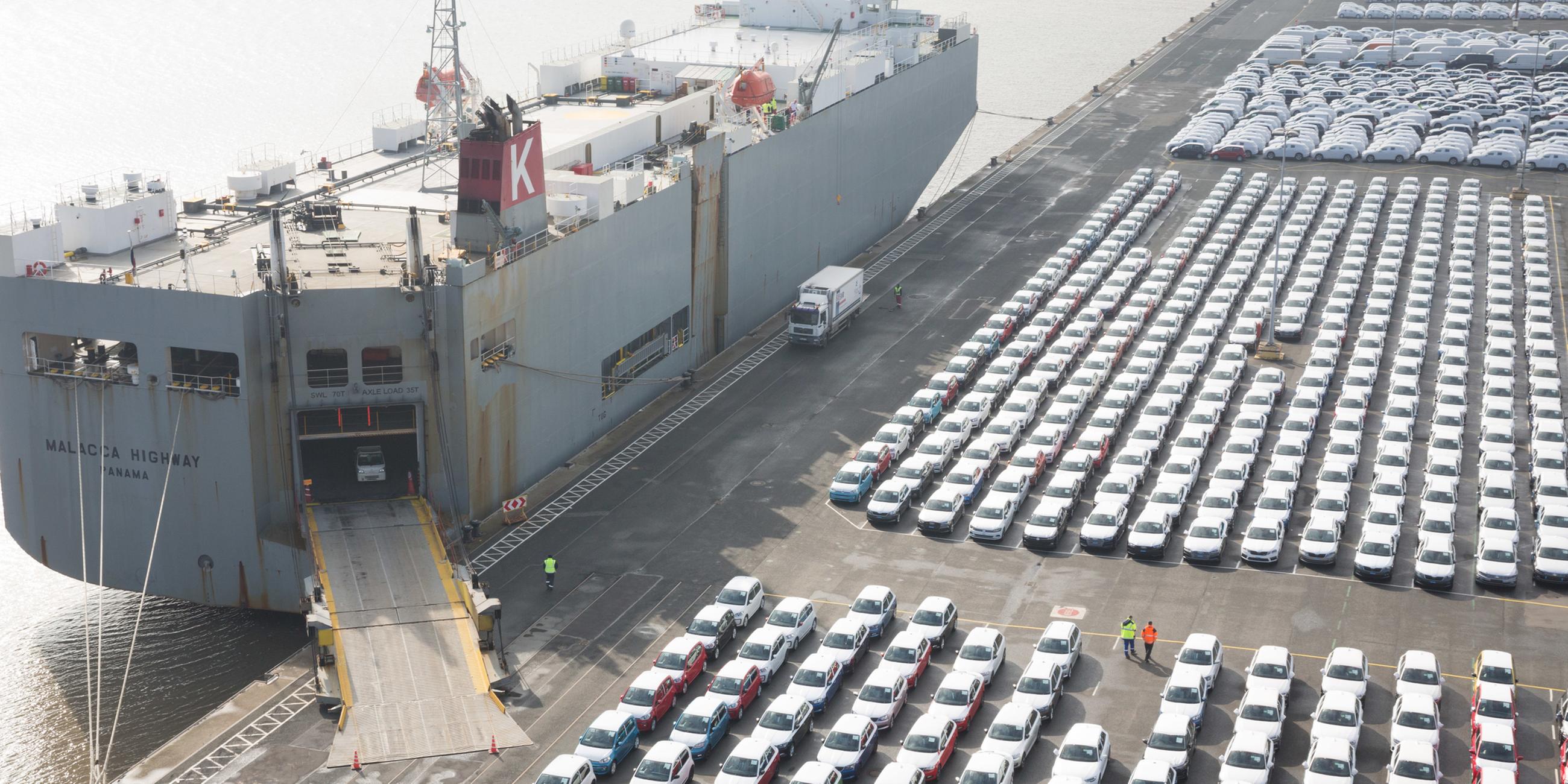 Archiv: Fahrzeuge des Volkswagen-Konzerns stehen im Hafen von Emden am 09.03.2018 zur Verschiffung bereit
