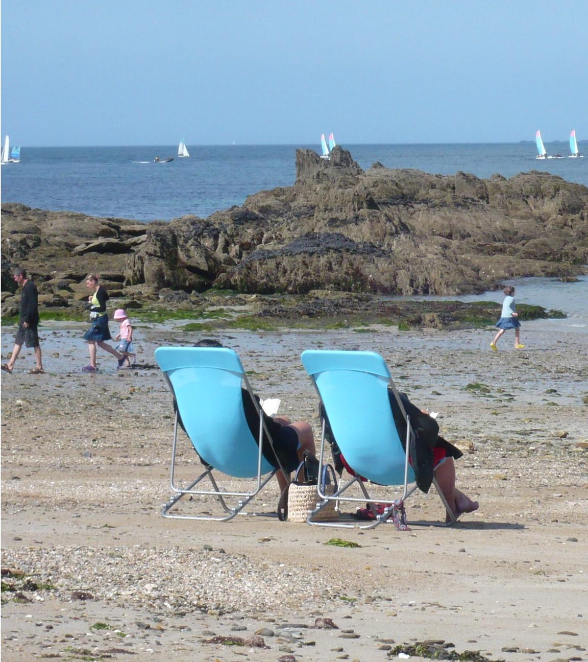 Symbolbild: Menschen am Strand in der Bretagne, Frankreich