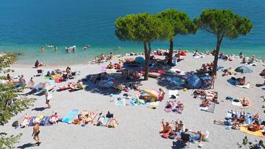 Menschen sind am Strand von Limone sul Garda, Italien zu sehen. (Archiv)