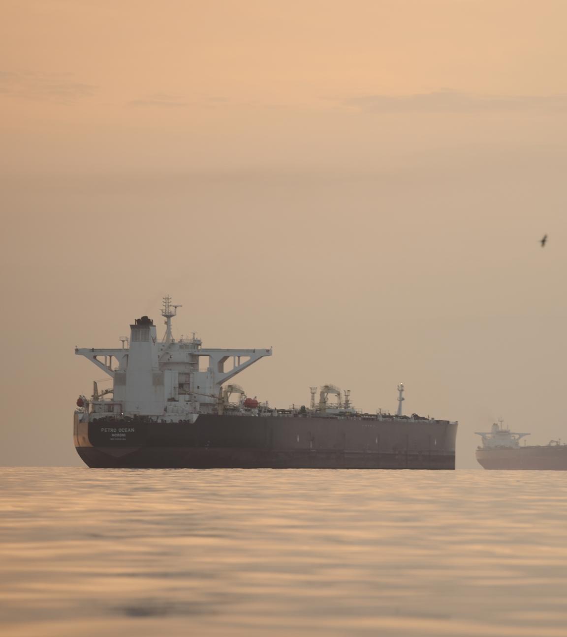 18.04.2026, Iran, Qeschm: Tanker ankern in der Straße von Hormuz vor der Küste der Insel Qeschm.