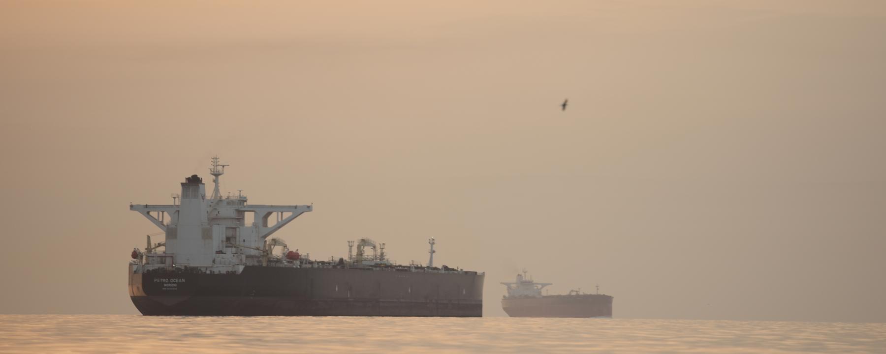 18.04.2026, Iran, Qeschm: Tanker ankern in der Straße von Hormuz vor der Küste der Insel Qeschm.