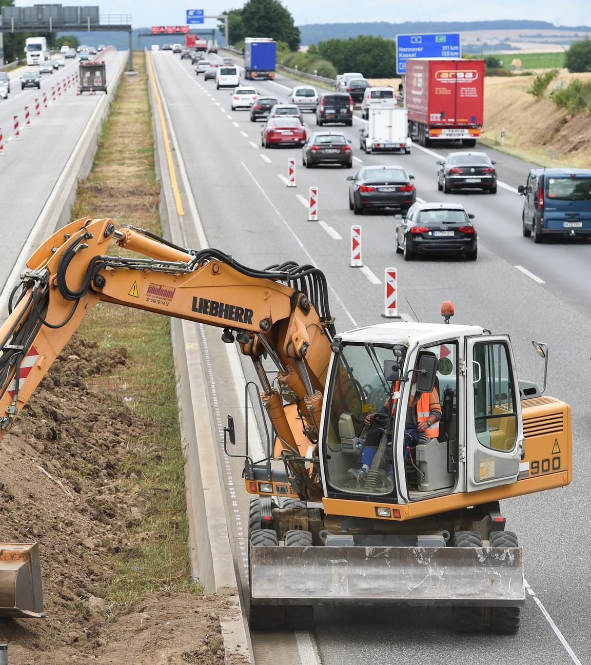 Bagger auf der Autobahn, Baustelle verursacht Stau