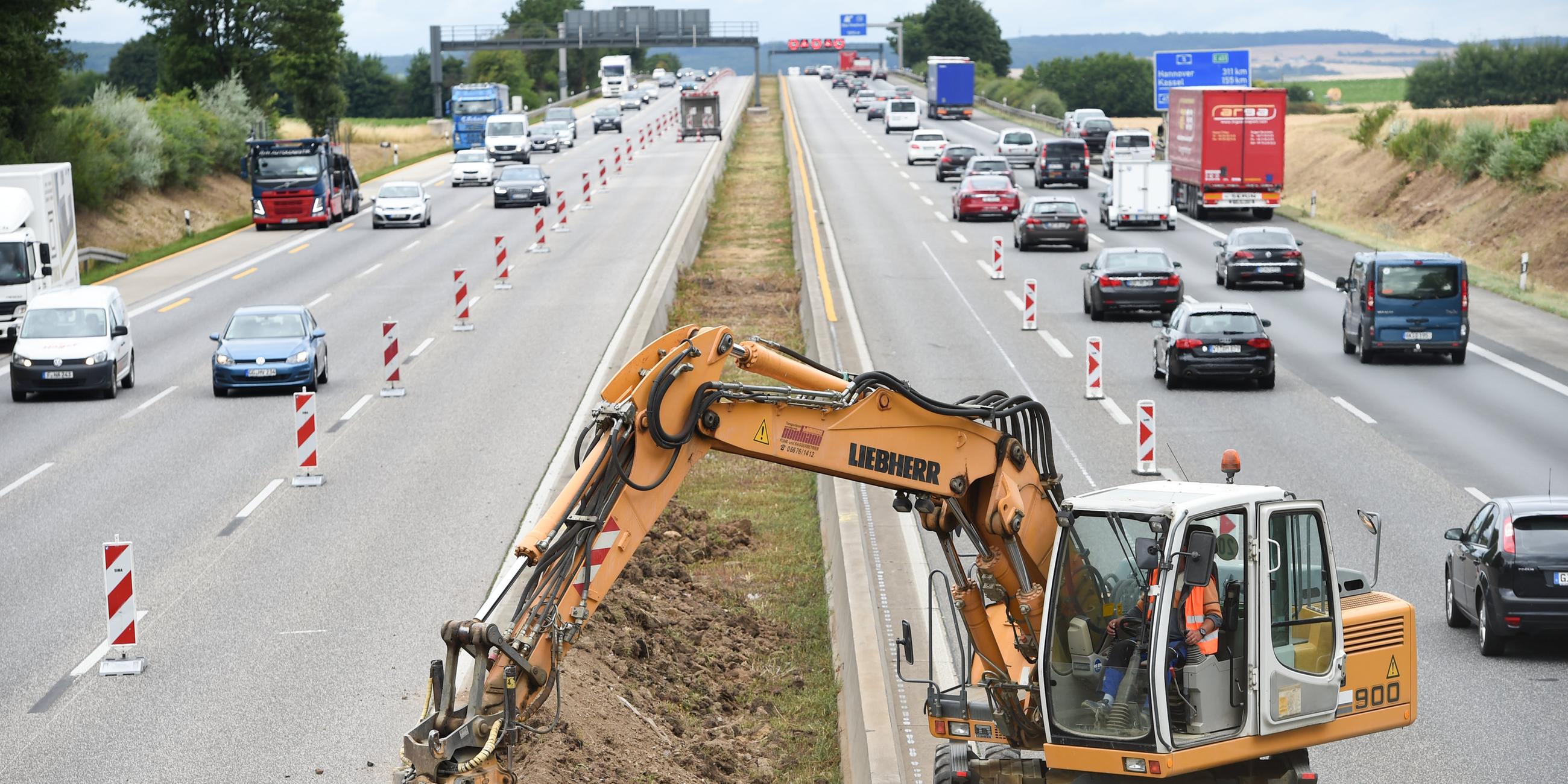 Bagger auf der Autobahn, Baustelle verursacht Stau