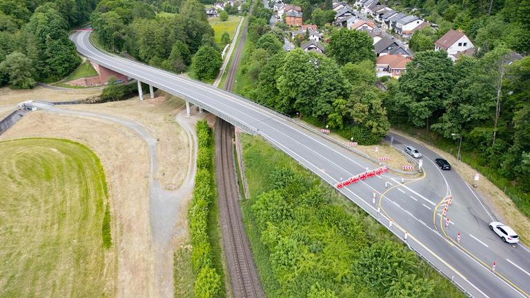 Eine Bundesstraße in Hessen ist wegen einer maroden Brücke gesperrt