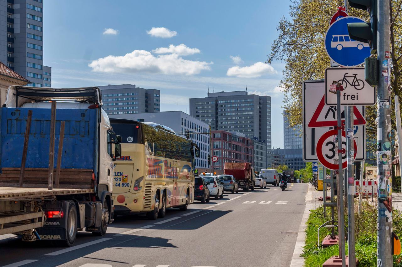 Eine stark befahrene Straße in einer Großstadt.