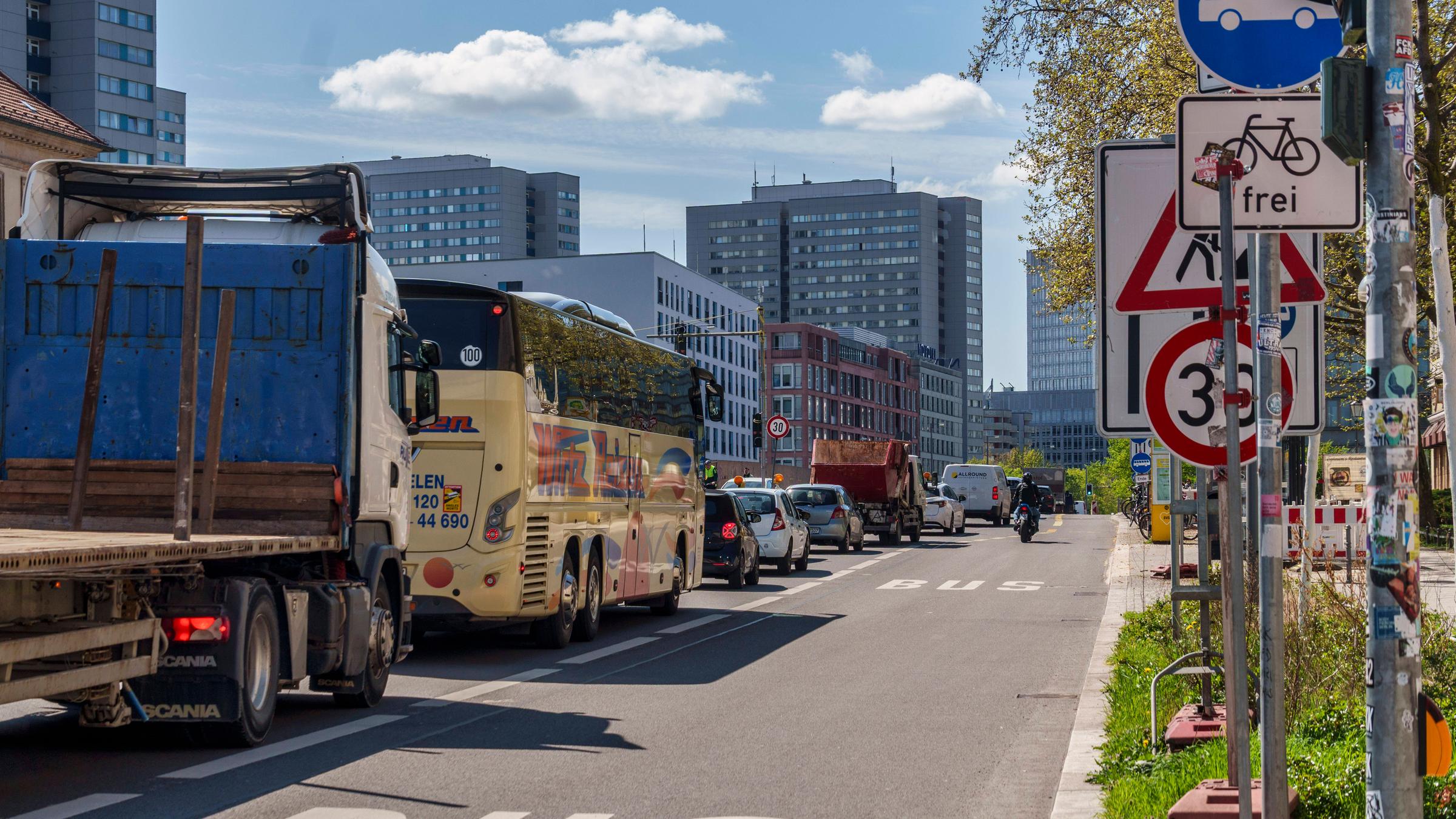 Eine stark befahrene Straße in einer Großstadt.