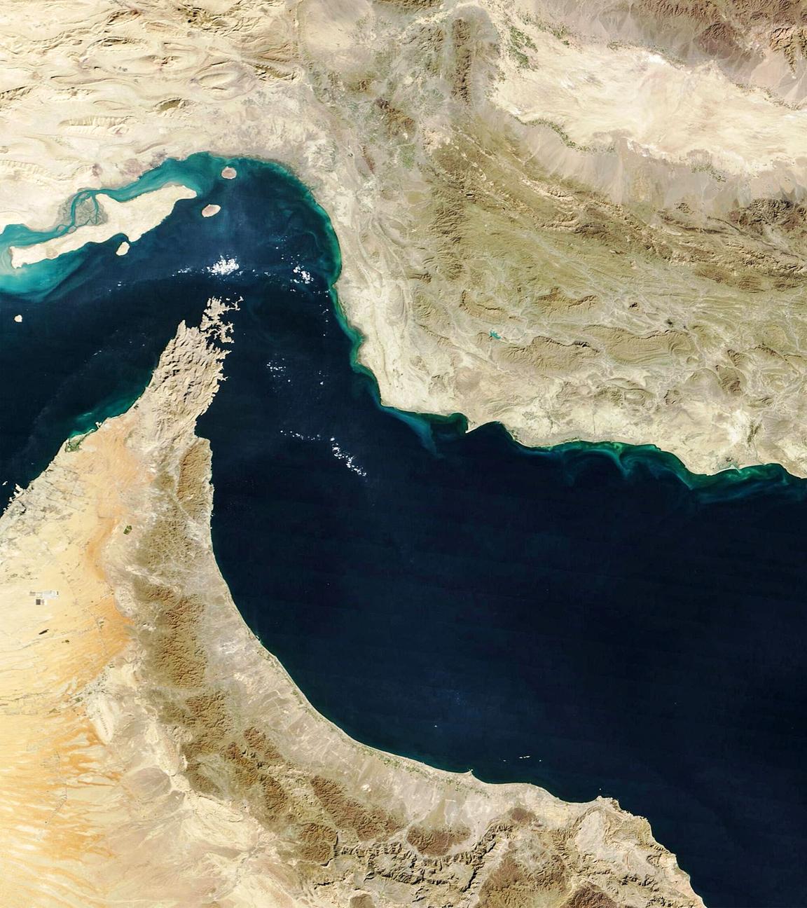 Dieses mit MODIS des NASA-Satelliten Terra am 5. Februar 2025 aufgenommene Bild zeigt den Golf von Oman und die Makran-Region im Süden Irans und im Südwesten Pakistans sowie die Straße von Hormuz und die Nordküste Omans. 