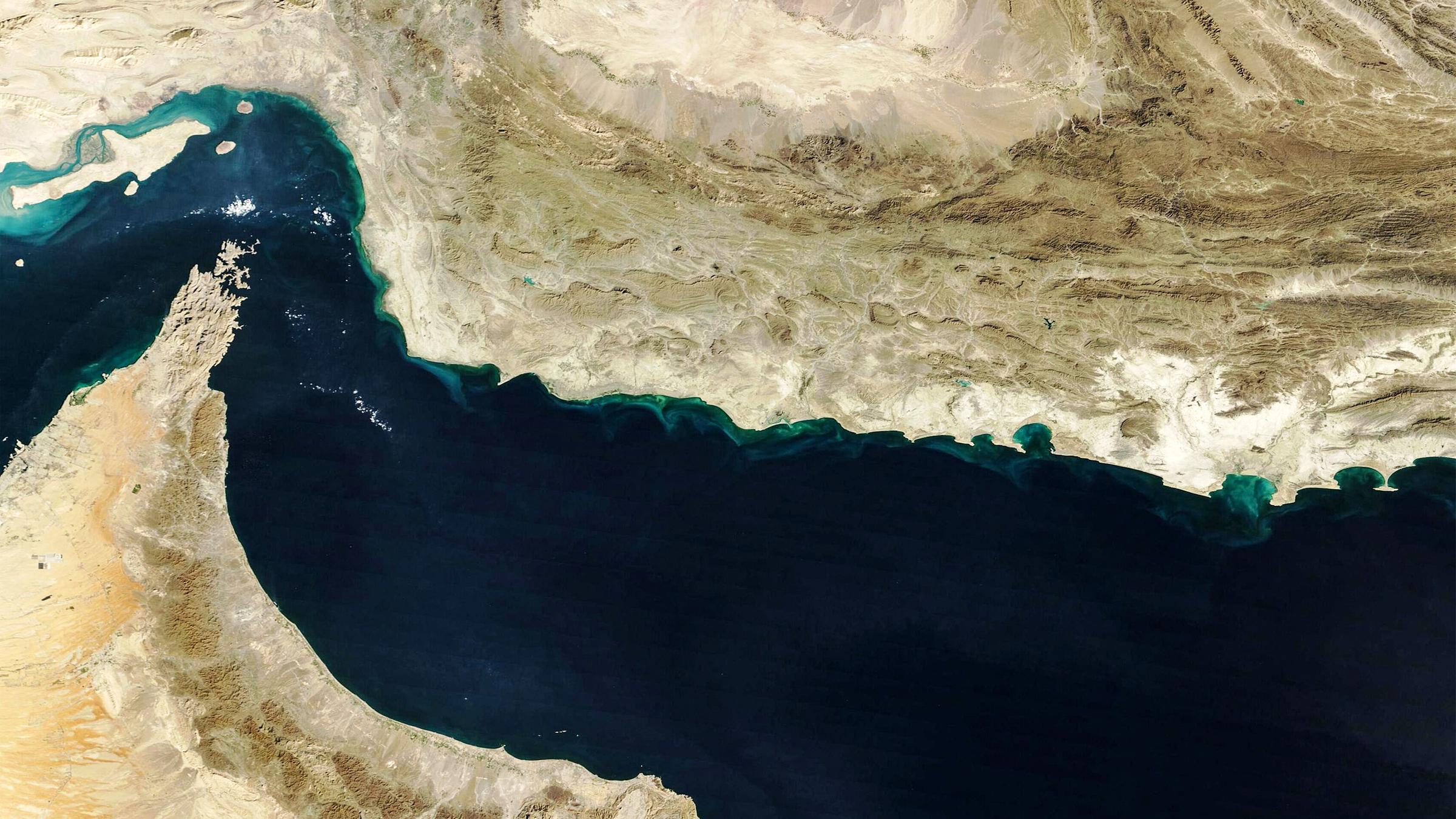 Dieses mit MODIS des NASA-Satelliten Terra am 5. Februar 2025 aufgenommene Bild zeigt den Golf von Oman und die Makran-Region im Süden Irans und im Südwesten Pakistans sowie die Straße von Hormuz und die Nordküste Omans. 