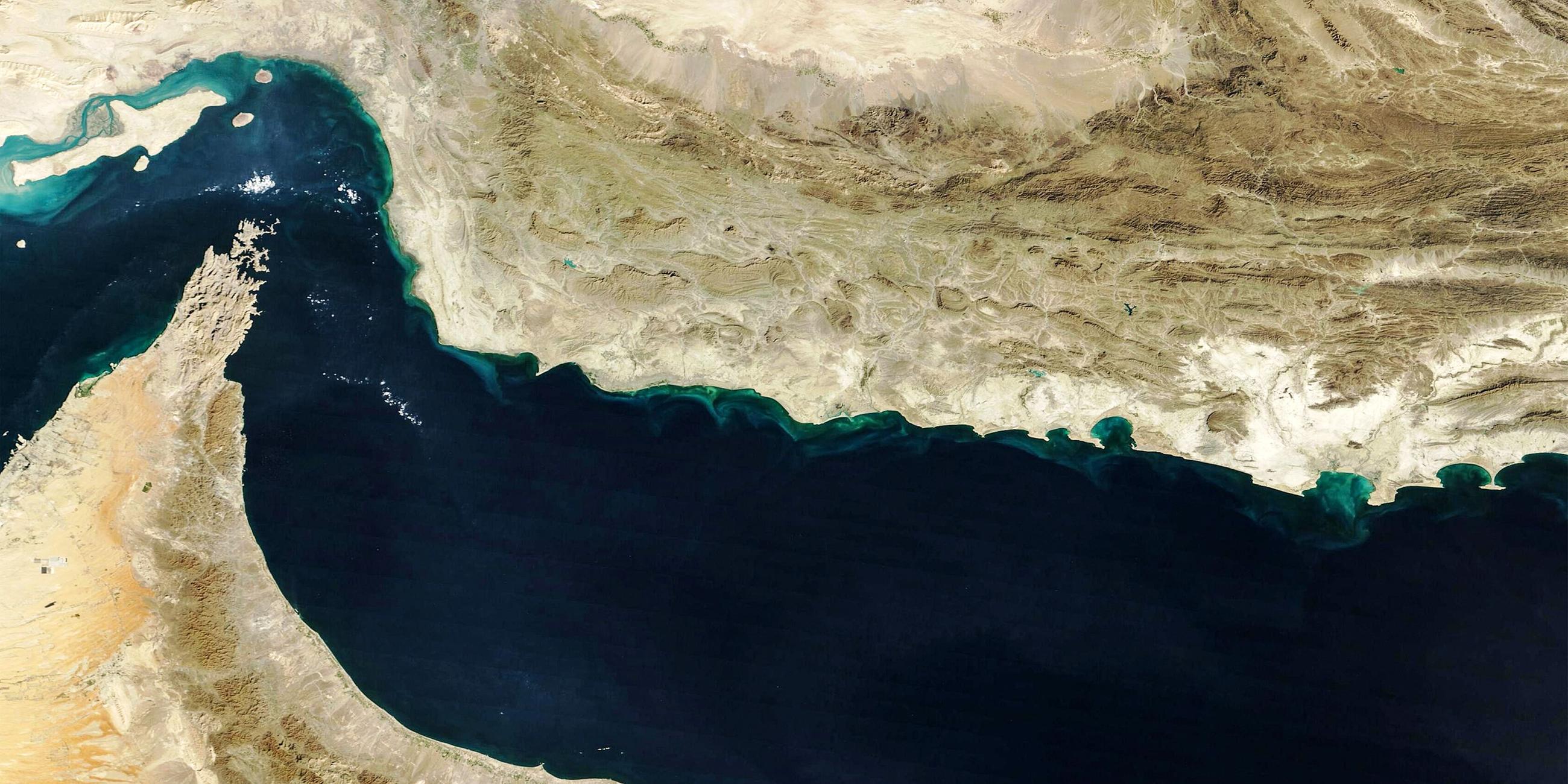 Dieses mit MODIS des NASA-Satelliten Terra am 5. Februar 2025 aufgenommene Bild zeigt den Golf von Oman und die Makran-Region im Süden Irans und im Südwesten Pakistans sowie die Straße von Hormuz und die Nordküste Omans. 