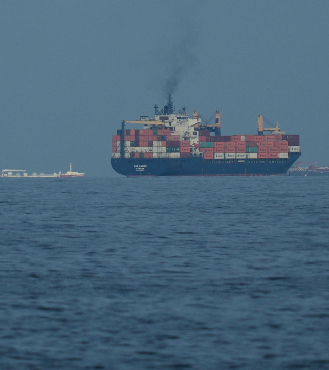 Frachtschiffe reihen sich in der Straße von Hormus auf. (Archiv)