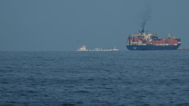 Frachtschiffe reihen sich in der Straße von Hormus auf. (Archiv)