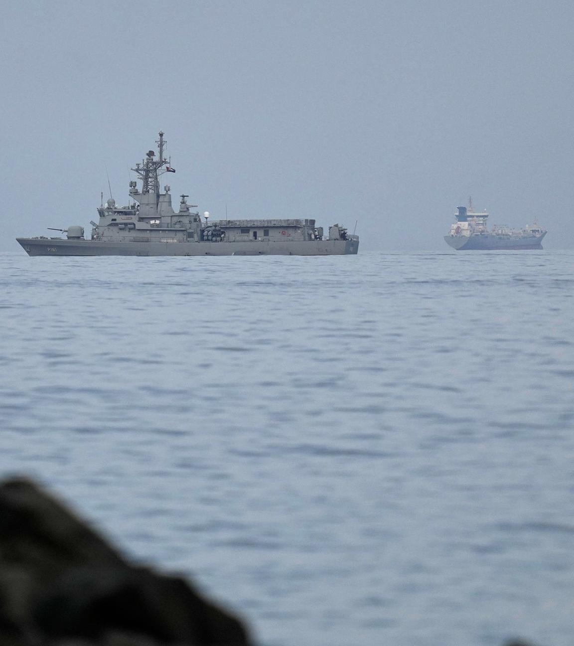 Ein Kriegsschiff der Vereinigten Arabischen Emirate ist neben einem Containerschiff in der Straße von Hormus zu sehen. (Archiv)