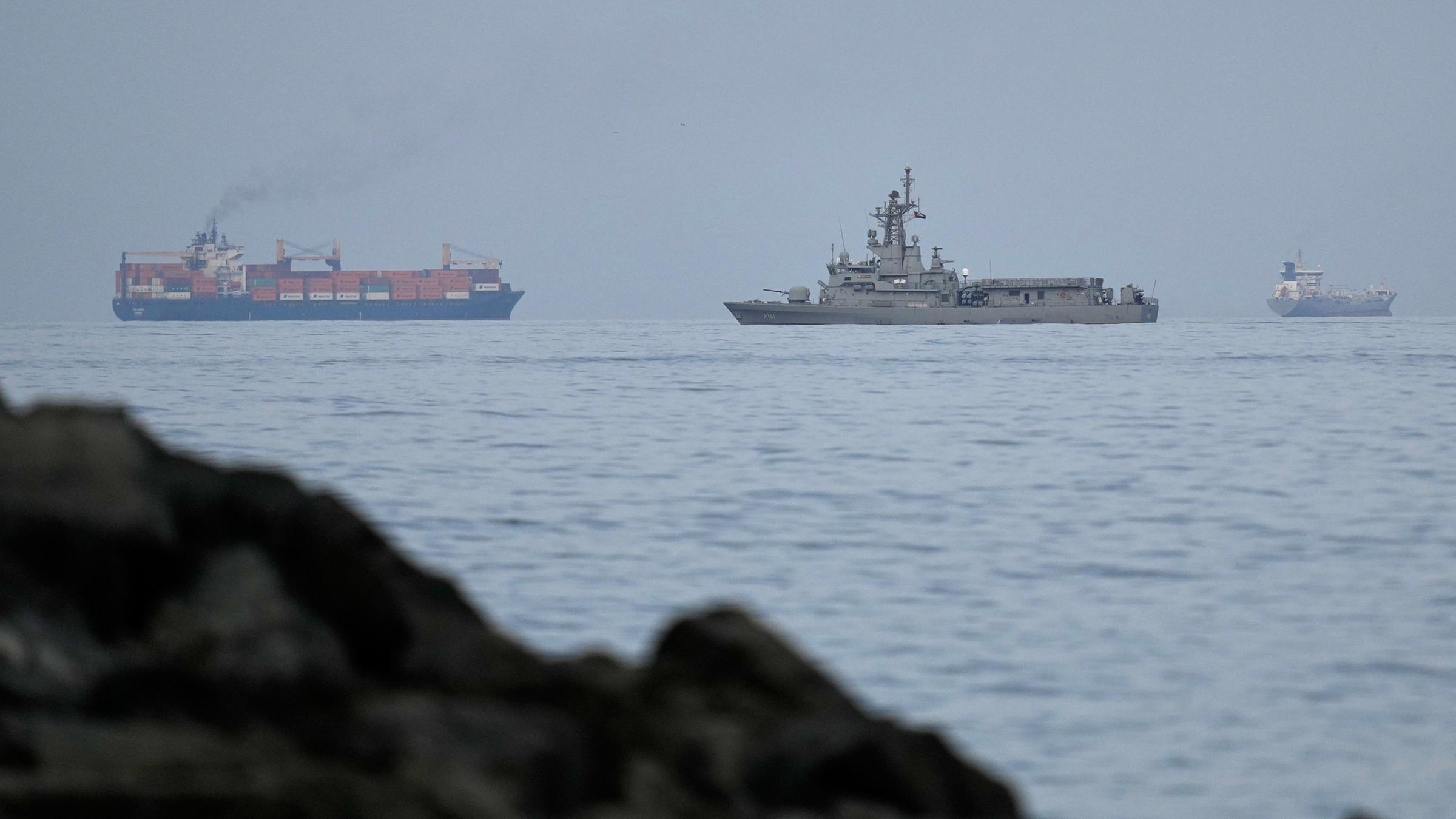 Ein Kriegsschiff der Vereinigten Arabischen Emirate ist neben einem Containerschiff in der Straße von Hormus zu sehen. (Archiv)