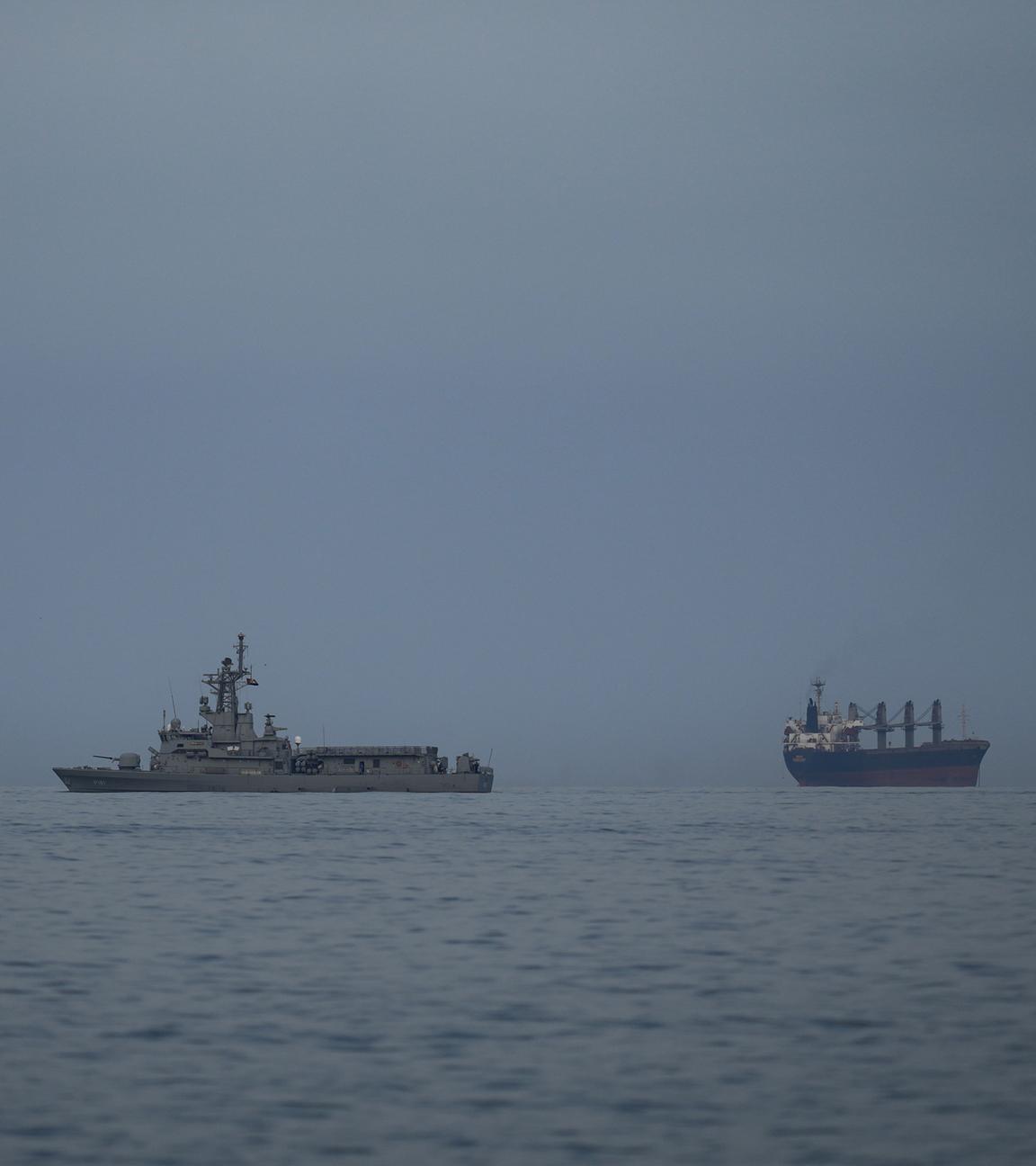 11.03.2026, Vereinigte Arabische Emirate, Khor Fakkan: Ein Schiff der Marine der Vereinigten Arabischen Emirate patrouilliert neben Frachtschiffen und Öltankern in der Straße von Hormus am 11.03.2026 in Khor Fakkan, Vereinigte Arabische Emirate.