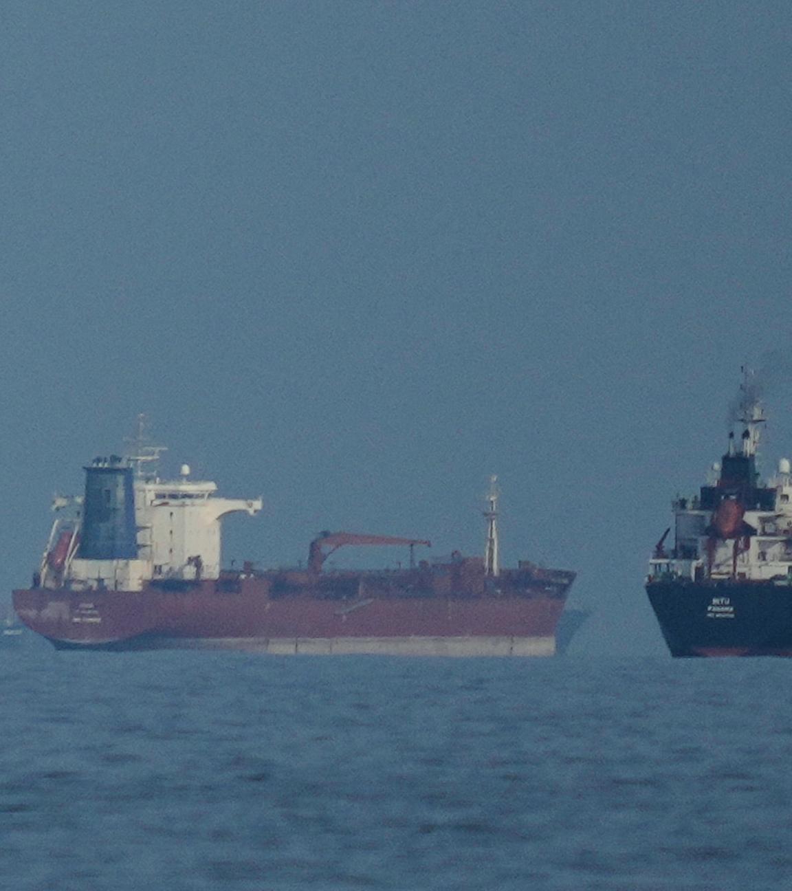 Öltanker und Frachtschiffe reihen sich in der Straße von Hormus auf. (Archiv)