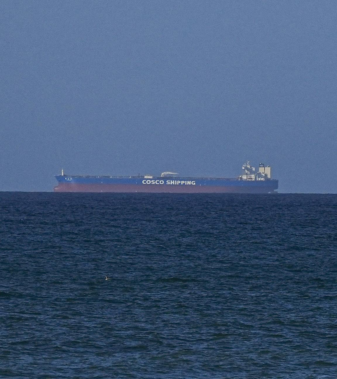 Blick auf Schiffe, die durch die Straße von Hormus fahren, aufgenommen am 8. April 2026 im Oman. (Archiv)