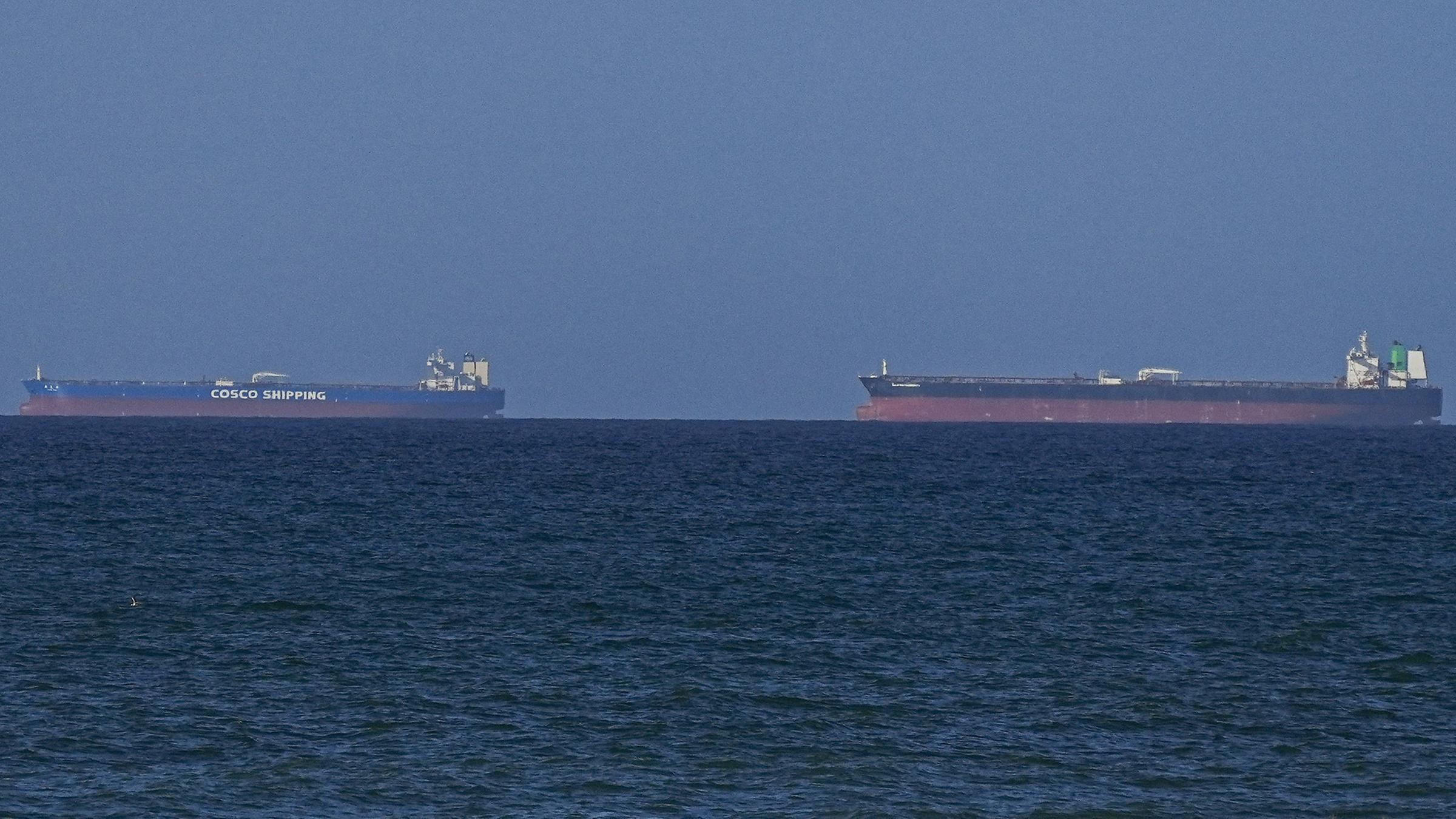 Blick auf Schiffe, die durch die Straße von Hormus fahren, aufgenommen am 8. April 2026 im Oman. (Archiv)
