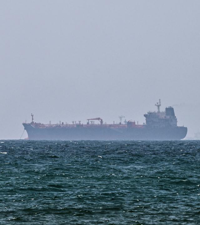 Ein Schiff liegt am 21. Mai 2026 vor der Küste von Sharjah in den Vereinigten Arabischen Emiraten vor Anker.