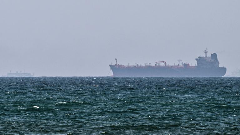 Ein Schiff liegt am 21. Mai 2026 vor der Küste von Sharjah in den Vereinigten Arabischen Emiraten vor Anker.