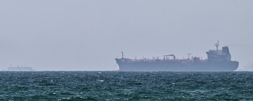 Ein Schiff liegt am 21. Mai 2026 vor der Küste von Sharjah in den Vereinigten Arabischen Emiraten vor Anker.