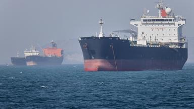  Öltanker liegen in der Straße von Hormuz vor Bandar Abbas, Iran, vor Anker.