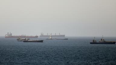  Im Golf von Oman, entlang der Schifffahrtsrouten zwischen der Straße von Hormus und dem Arabischen Meer, sind Tanker und Frachtschiffe zu sehen. 