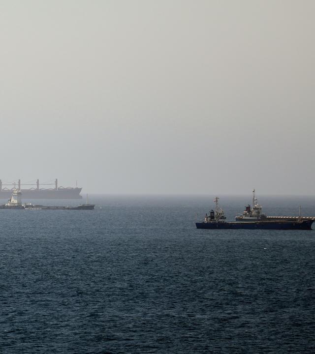  Im Golf von Oman, entlang der Schifffahrtsrouten zwischen der Straße von Hormus und dem Arabischen Meer, sind Tanker und Frachtschiffe zu sehen. 