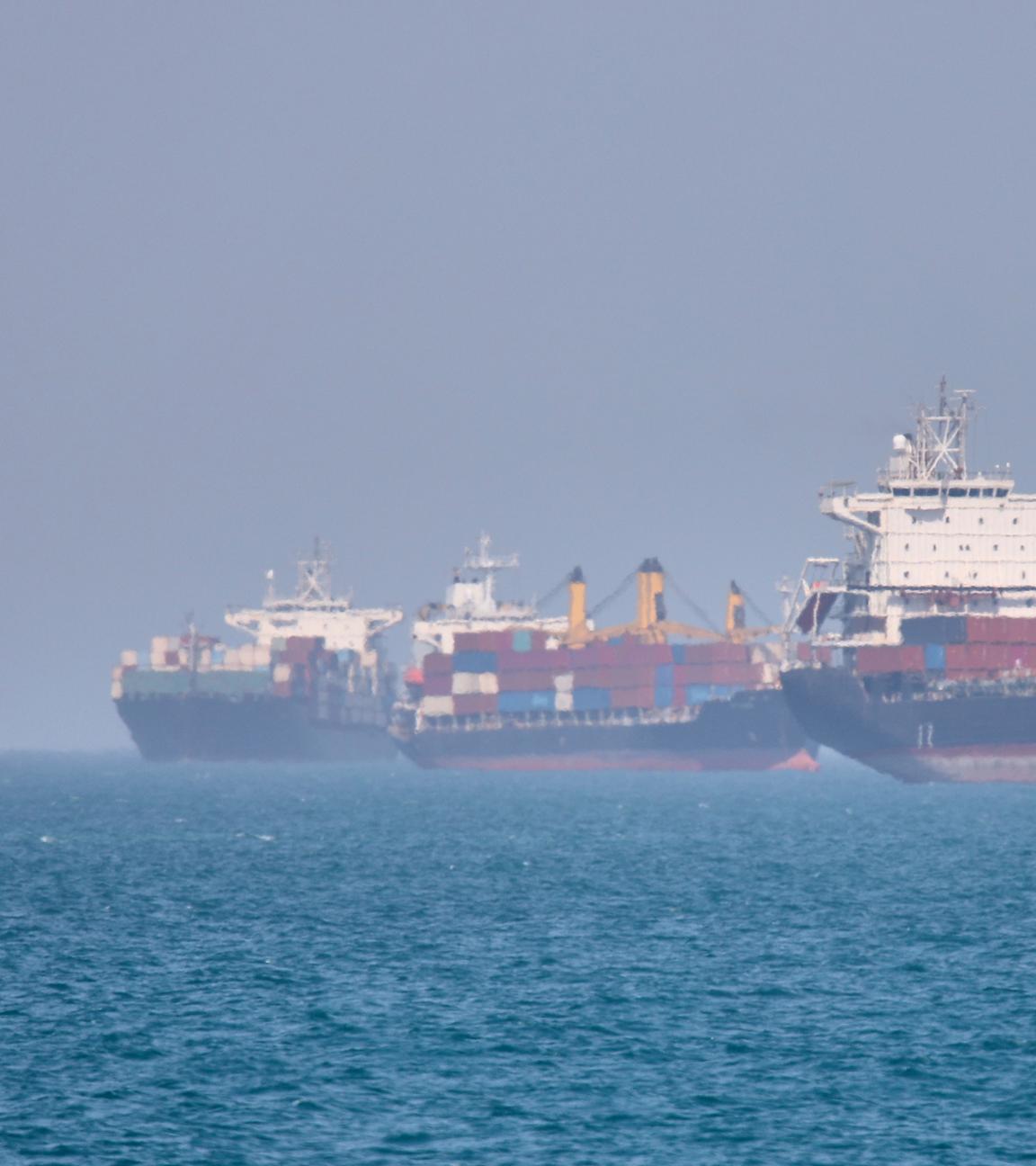 Containerschiffe liegen in der Straße von Hormuz vor Bandar Abbas, Iran.