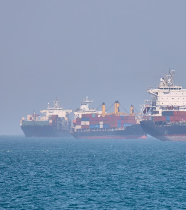 Containerschiffe liegen in der Straße von Hormuz vor Bandar Abbas, Iran.
