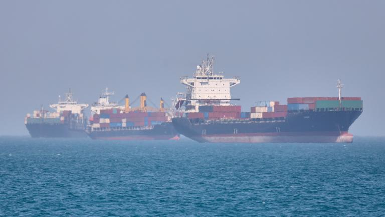 Containerschiffe liegen in der Straße von Hormuz vor Bandar Abbas, Iran.