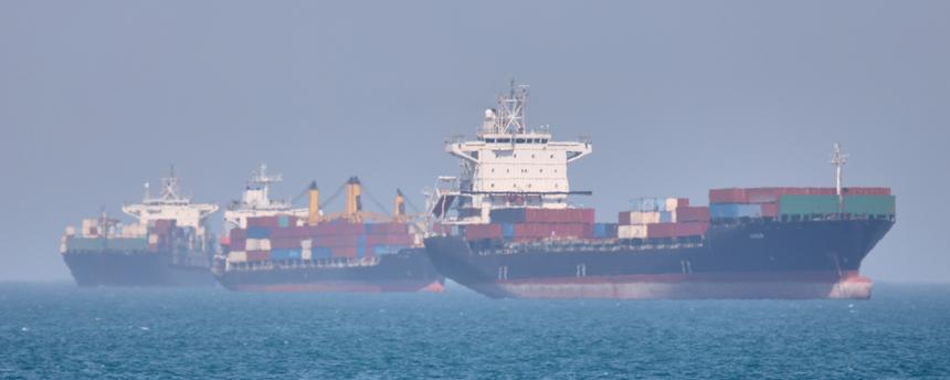 Containerschiffe liegen in der Straße von Hormuz vor Bandar Abbas, Iran.