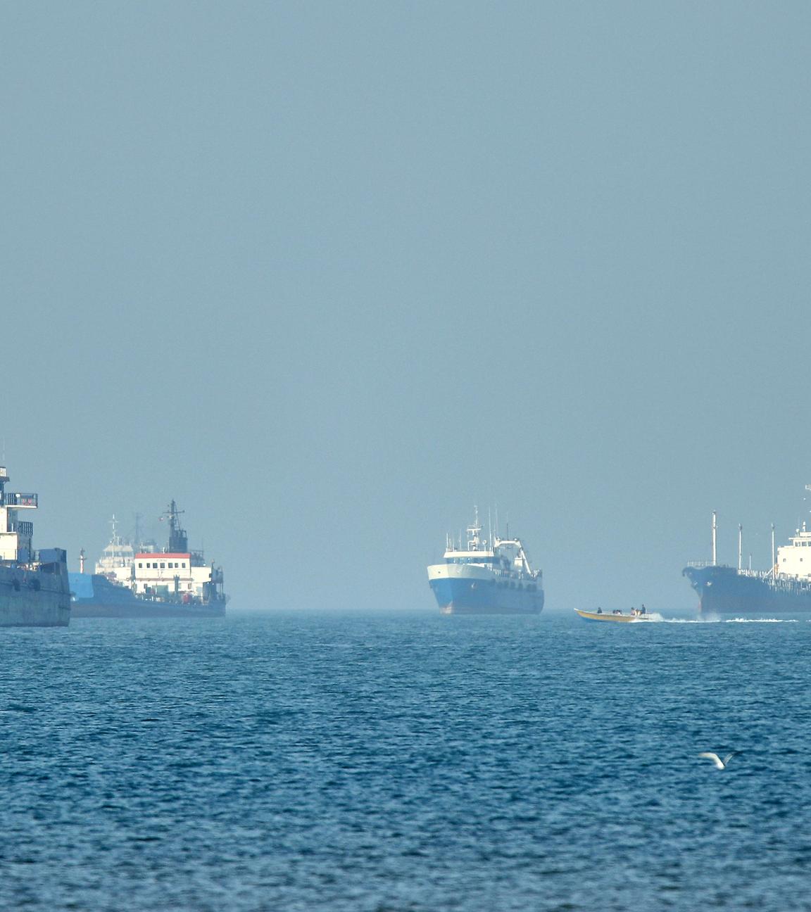 Frachtschiffe, darunter Massengutfrachter und Stückgutfrachter, liegen vor der Küste vor Anker, vor Bandar Abbas, Iran