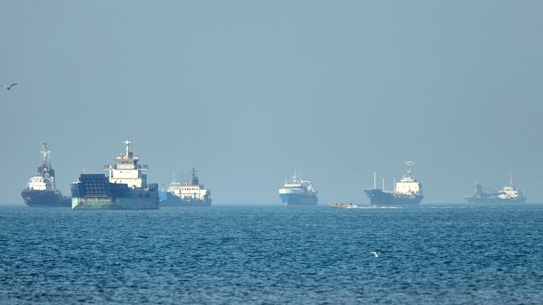 Frachtschiffe, darunter Massengutfrachter und Stückgutfrachter, liegen vor der Küste vor Anker, vor Bandar Abbas, Iran